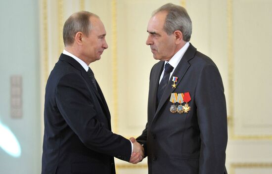 Vladimir Putin hands out awards to Heroes of Labor