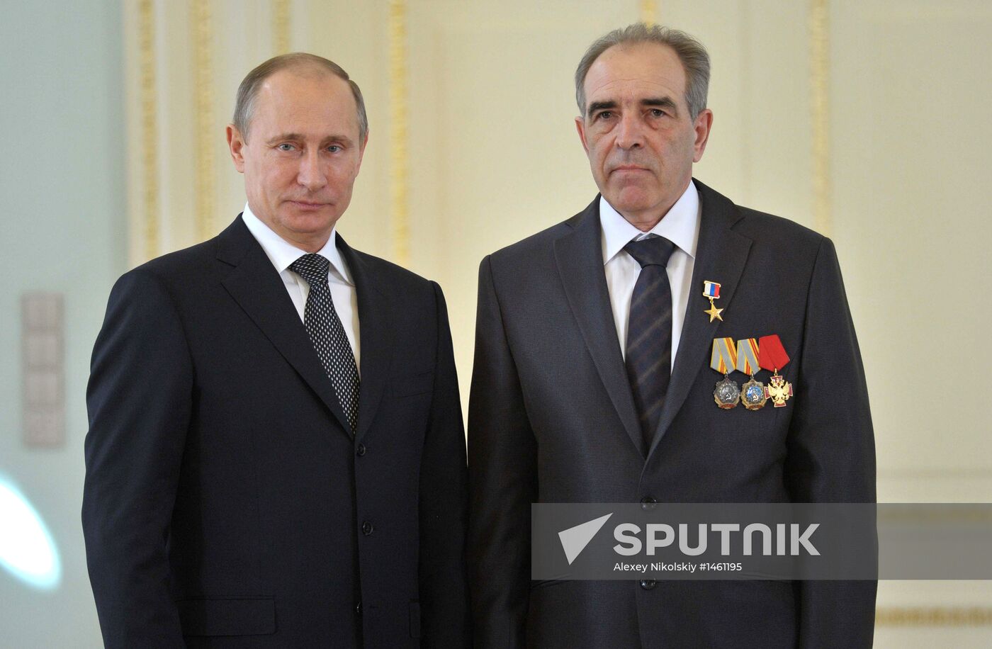 Vladimir Putin hands out awards to Heroes of Labor