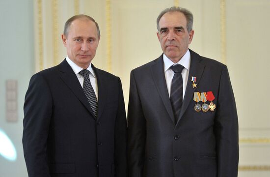 Vladimir Putin hands out awards to Heroes of Labor