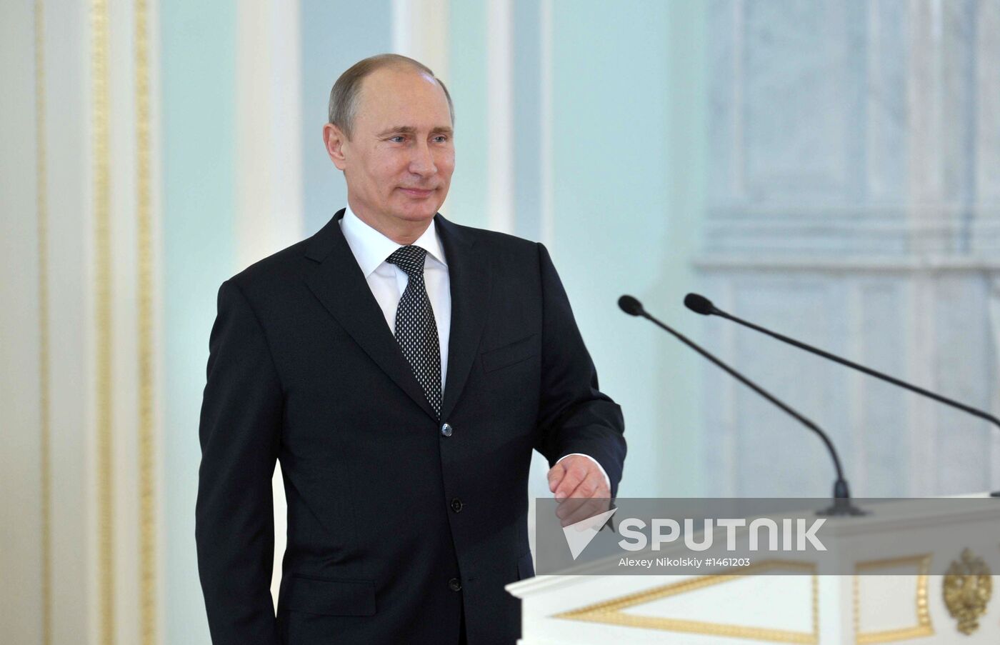 Vladimir Putin hands out awards to Heroes of Labor