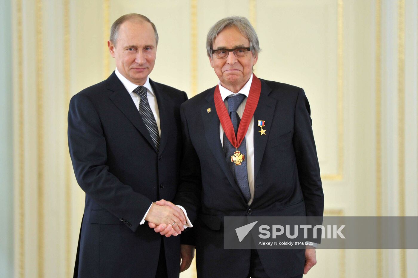 Vladimir Putin hands out awards to Heroes of Labor