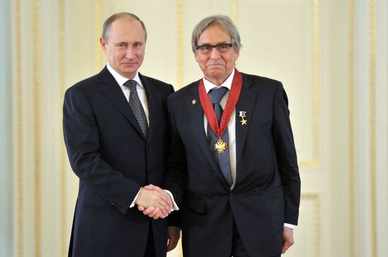 Vladimir Putin hands out awards to Heroes of Labor