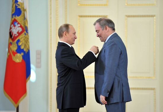 Vladimir Putin hands out awards to Heroes of Labor