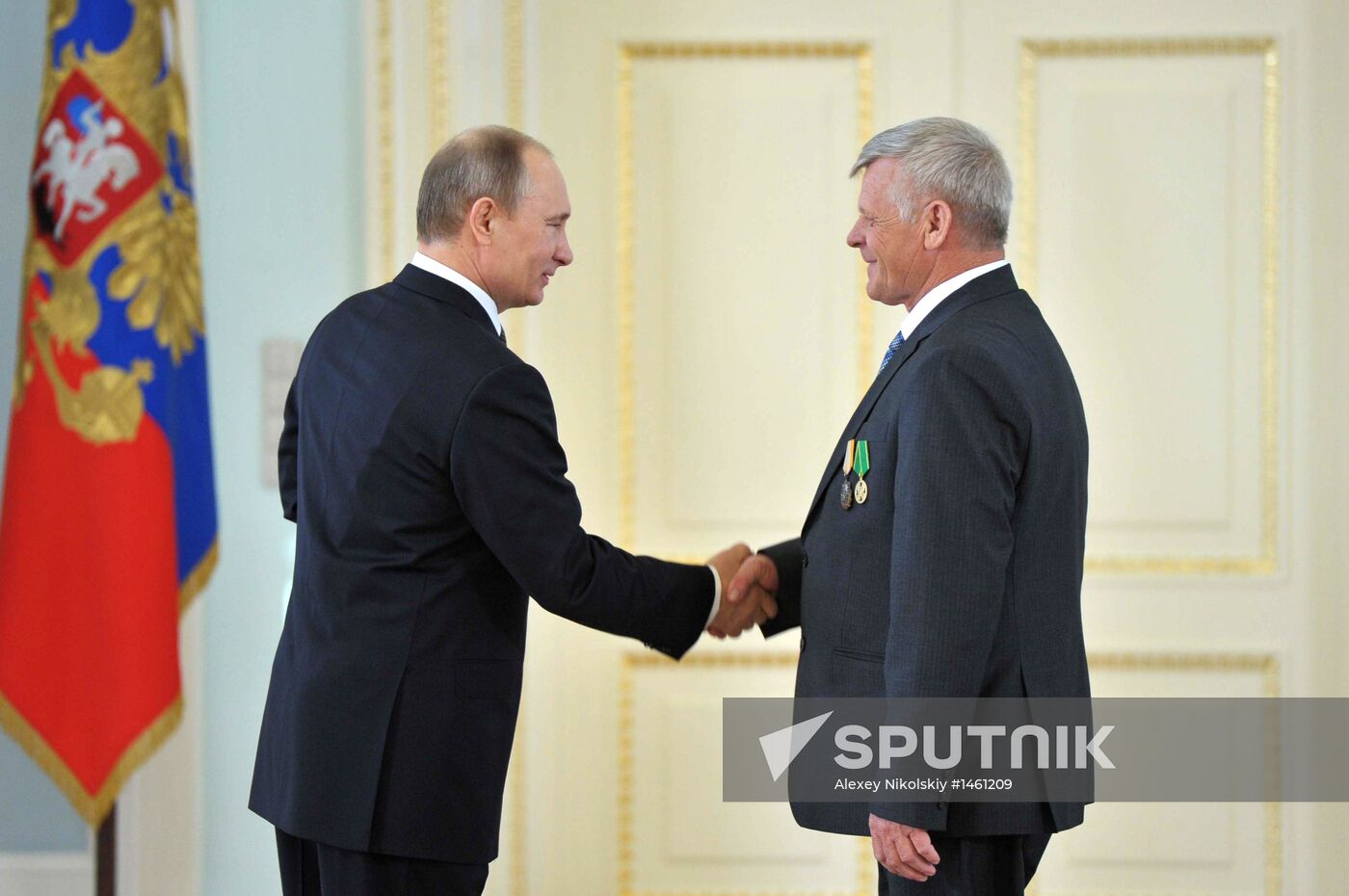 Vladimir Putin hands out awards to Heroes of Labor