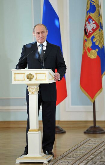 Vladimir Putin hands out awards to Heroes of Labor