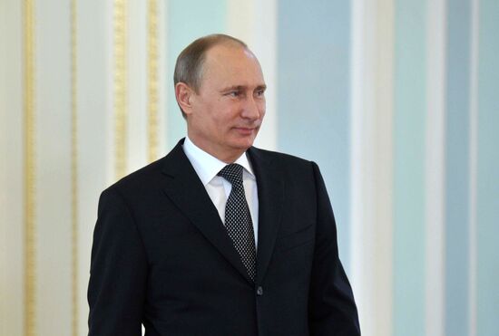 Vladimir Putin hands out awards to Heroes of Labor