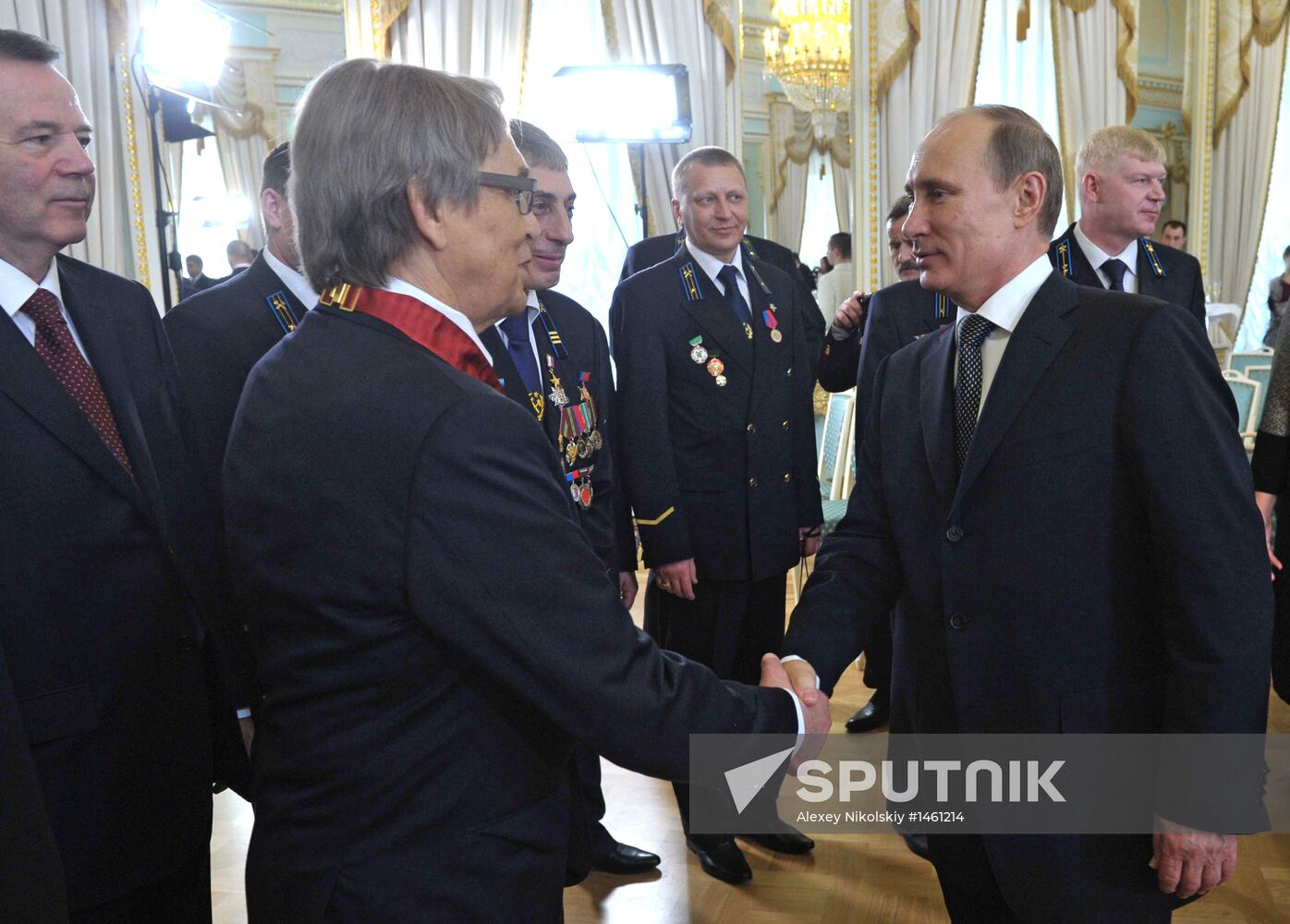 Vladimir Putin hands out awards to Heroes of Labor