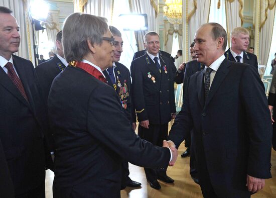 Vladimir Putin hands out awards to Heroes of Labor