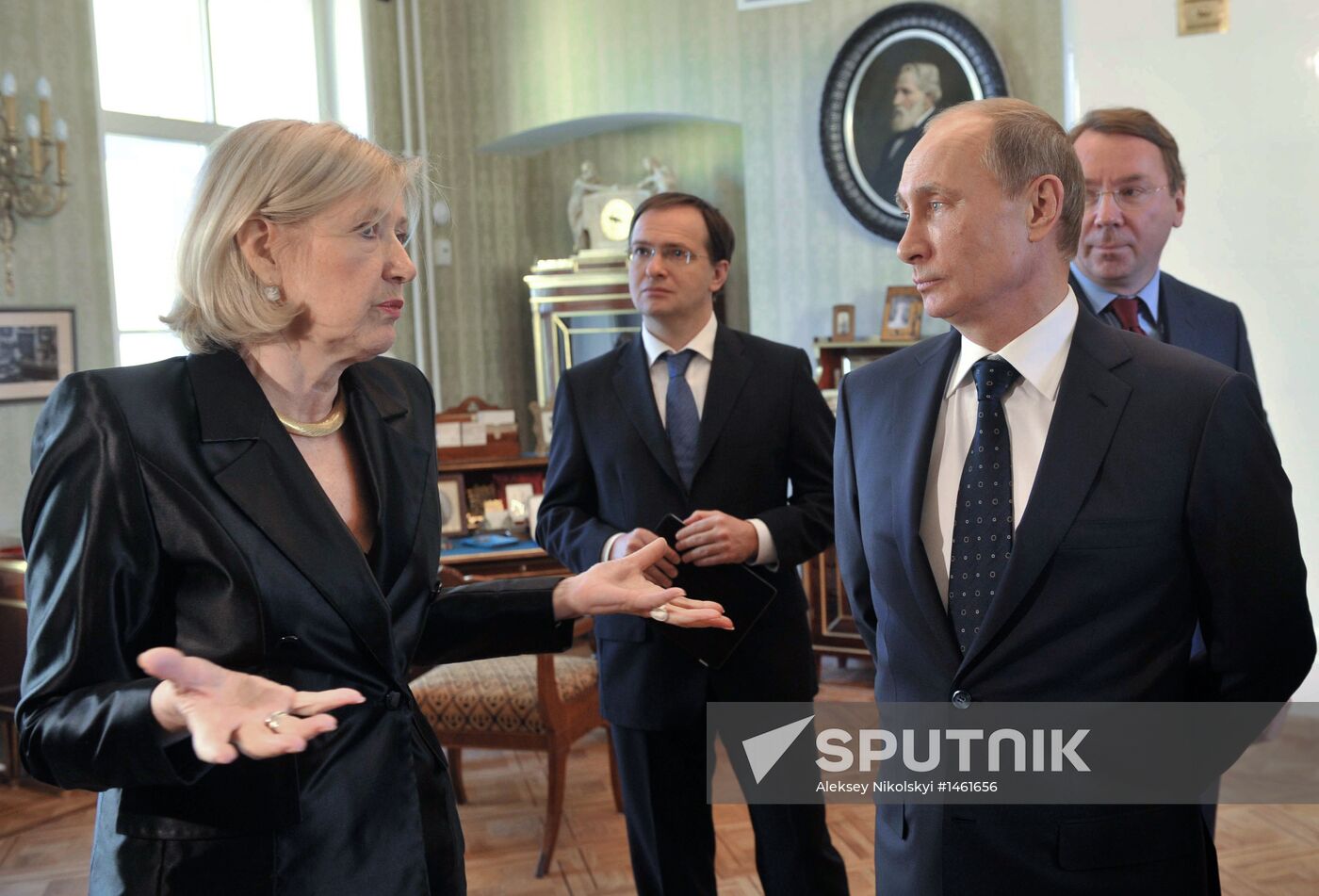 Vladimir Putin visits Maria Savina Veteran Actors' House