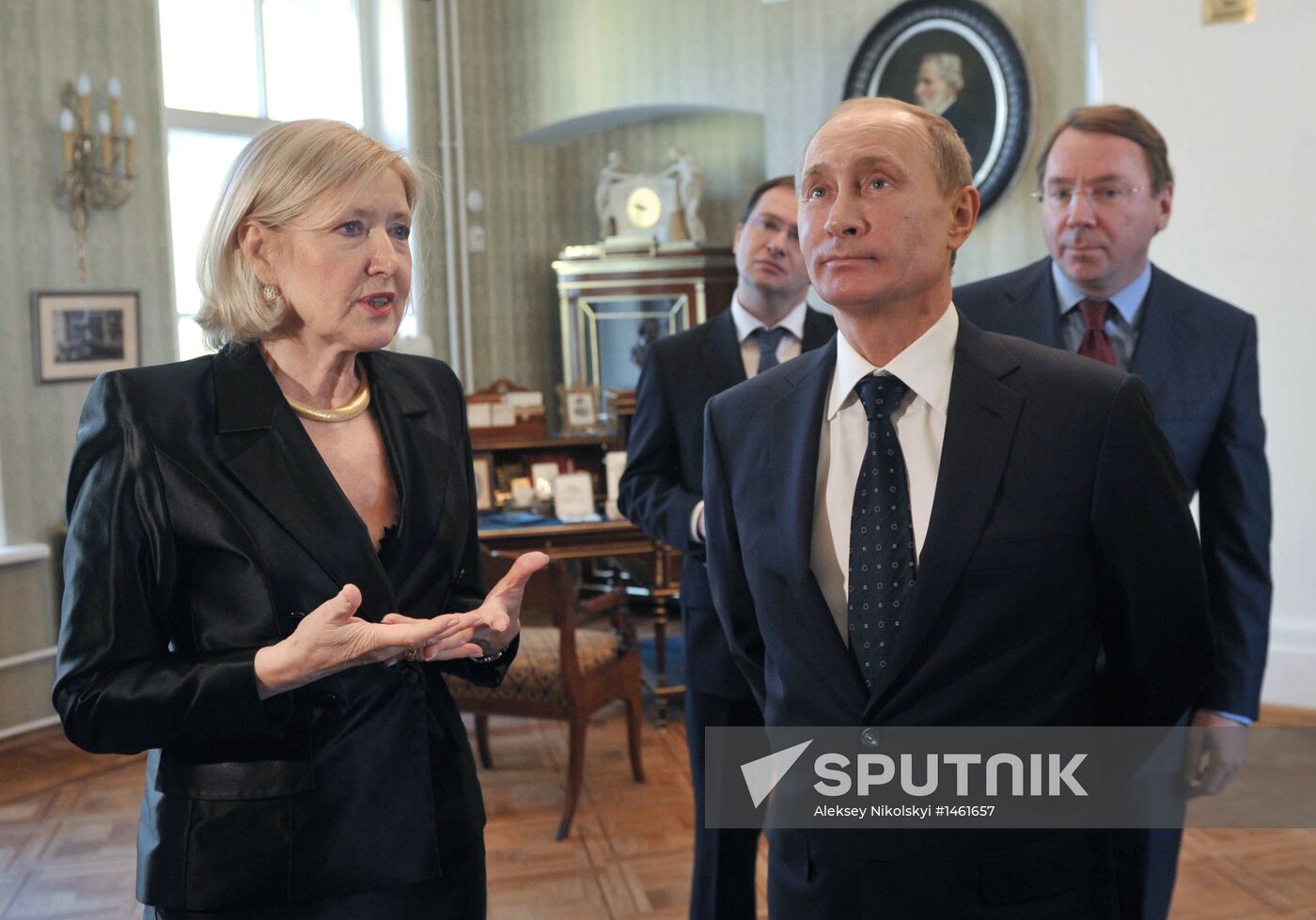 Vladimir Putin visits Maria Savina Veteran Actors' House