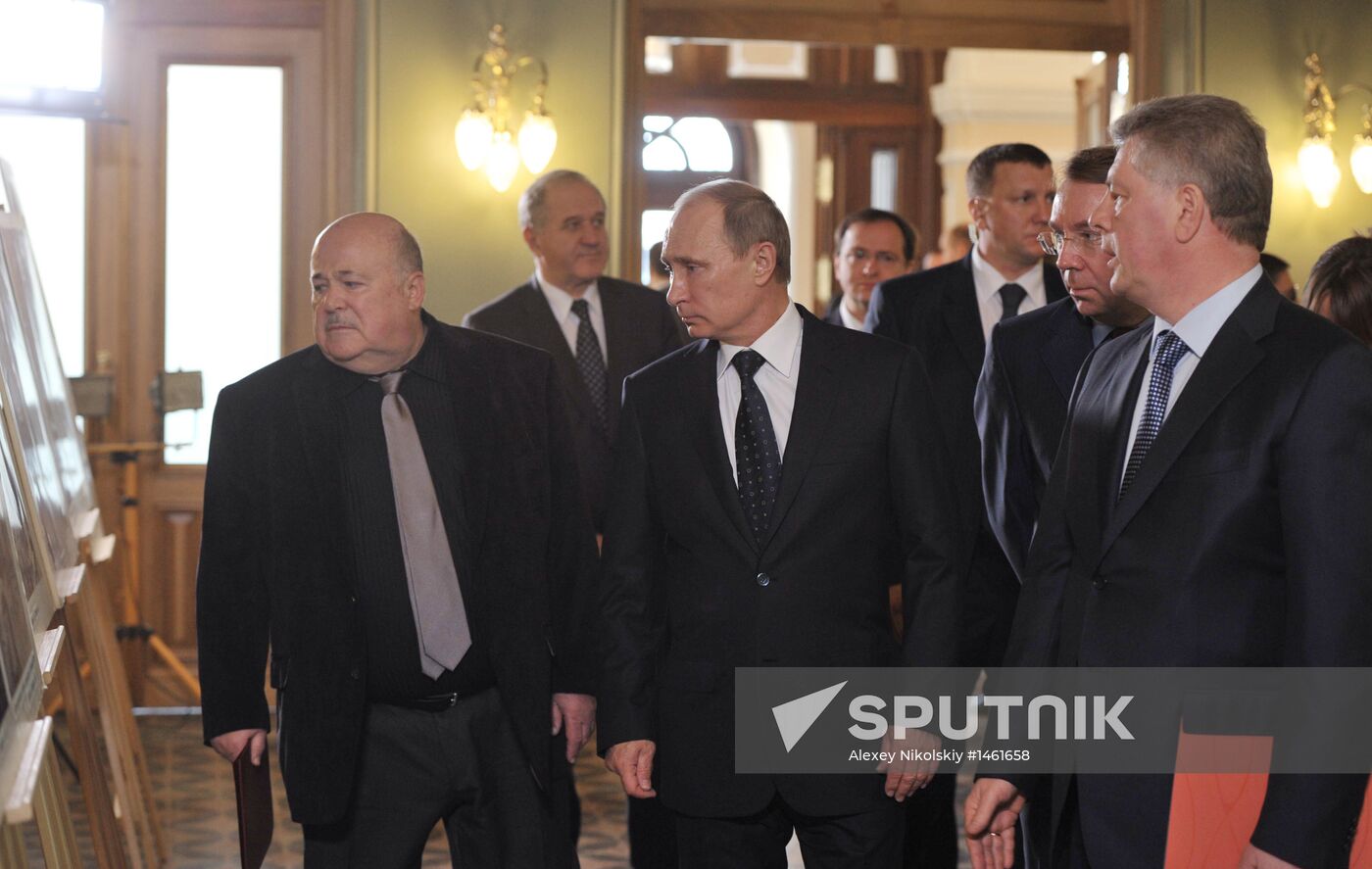 Vladimir Putin visits Maria Savina Veteran Actors' House