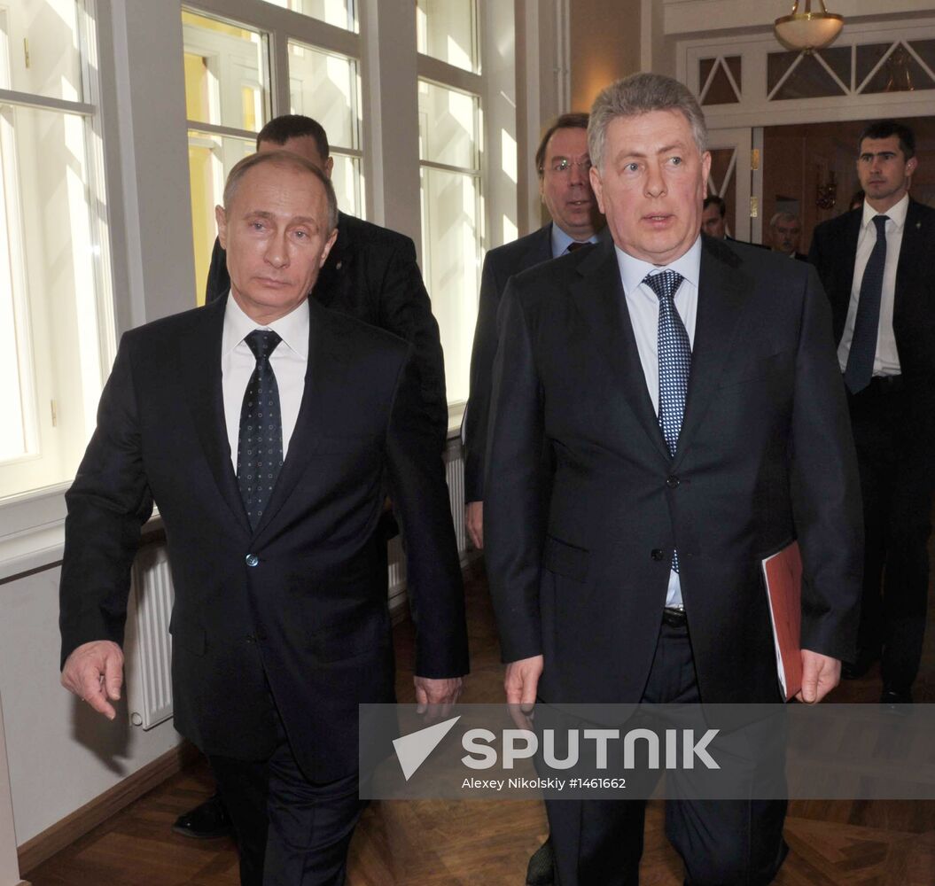 Vladimir Putin visits Maria Savina Veteran Actors' House