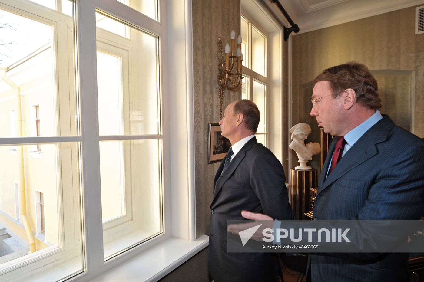 Vladimir Putin visits Maria Savina Veteran Actors' House