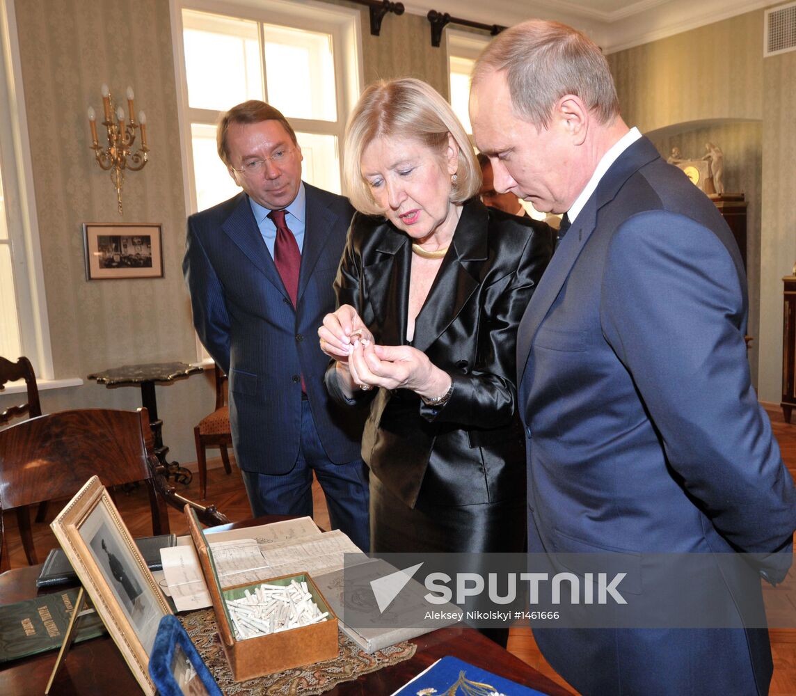 Vladimir Putin visits Maria Savina Veteran Actors' House