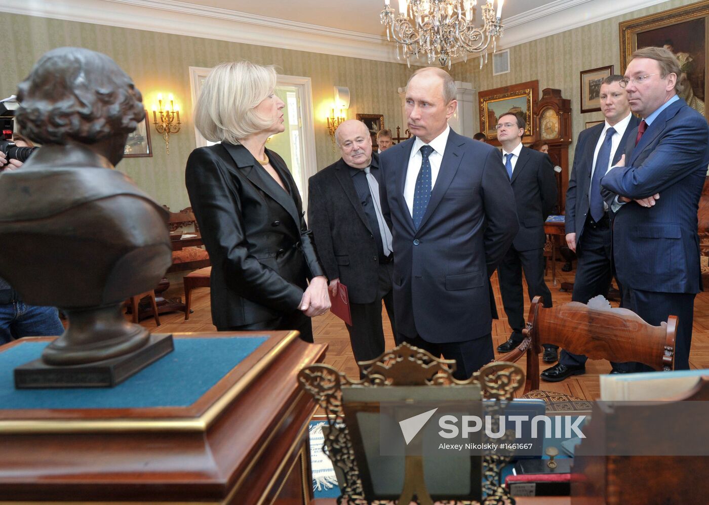 Vladimir Putin visits Maria Savina Veteran Actors' House