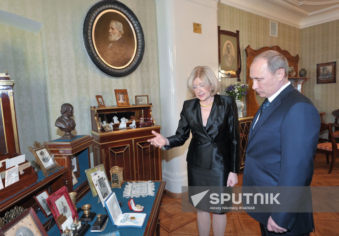 Vladimir Putin visits Maria Savina Veteran Actors' House