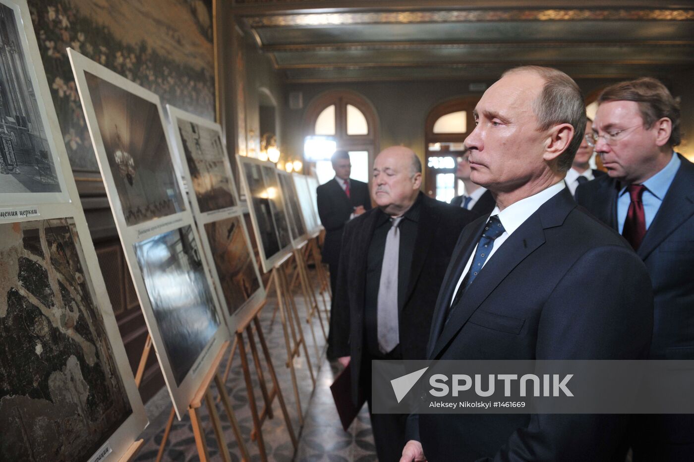 Vladimir Putin visits Maria Savina Veteran Actors' House