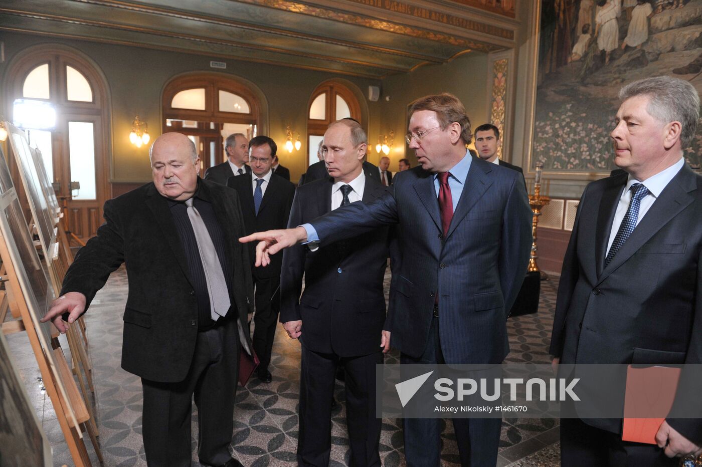 Vladimir Putin visits Maria Savina Veteran Actors' House