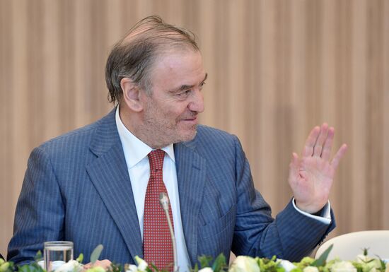 Vladimir Putin meets with Mariinsky Theater's board of trustees