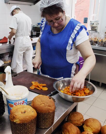 Production of Easter cakes in Kaliningrad