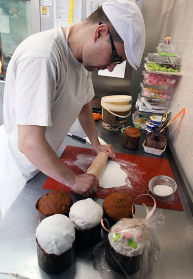 Production of Easter cakes in Kaliningrad