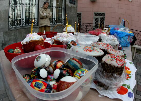 Easter cakes and eggs blessed