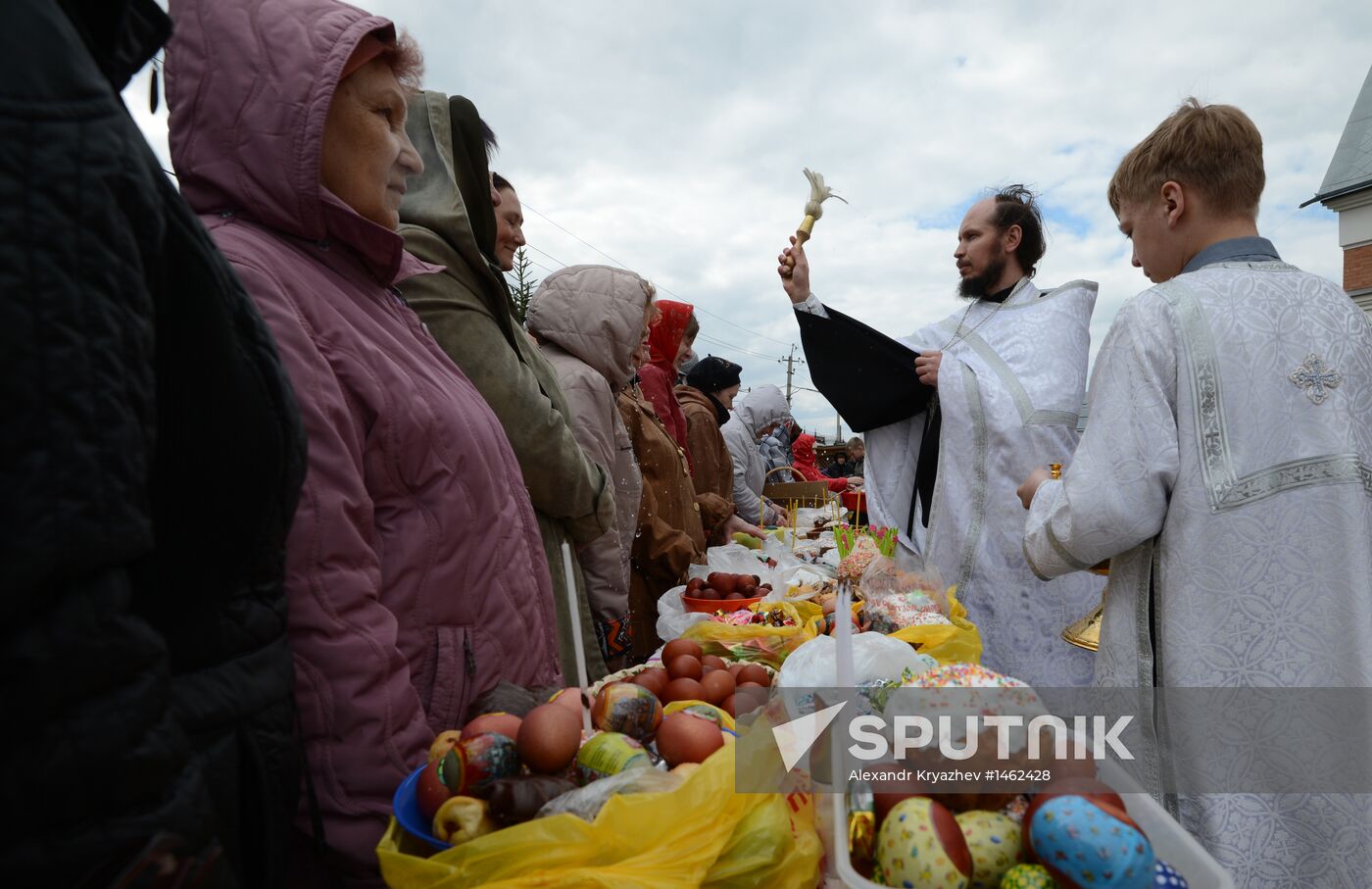 Easter cakes and eggs blessed