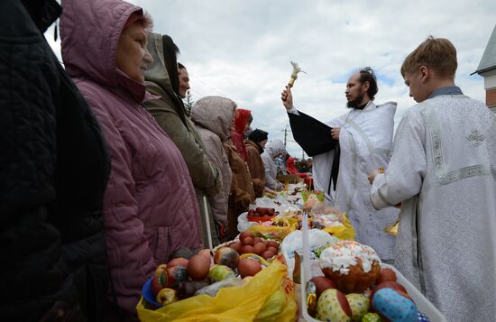Easter cakes and eggs blessed
