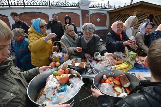 Easter cakes and eggs blessed