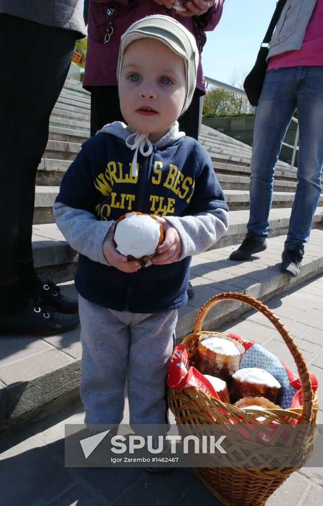 Easter cakes and eggs blessed