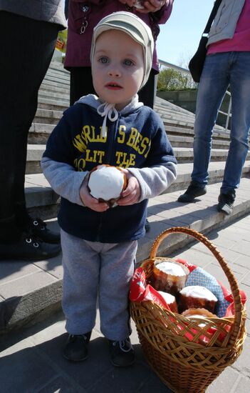 Easter cakes and eggs blessed
