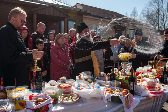 Easter cakes and eggs blessed