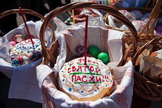 Easter cakes and eggs blessed