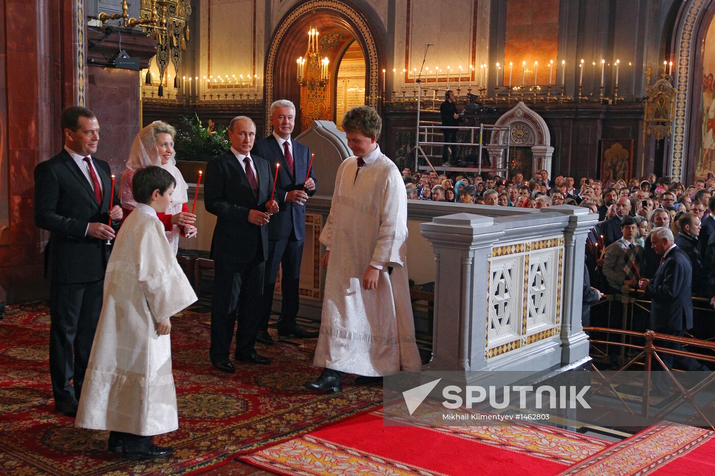 Vladimir Putin and Dmitry Medvedev attend Easter service