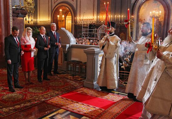 Vladimir Putin and Dmitry Medvedev attend Easter service