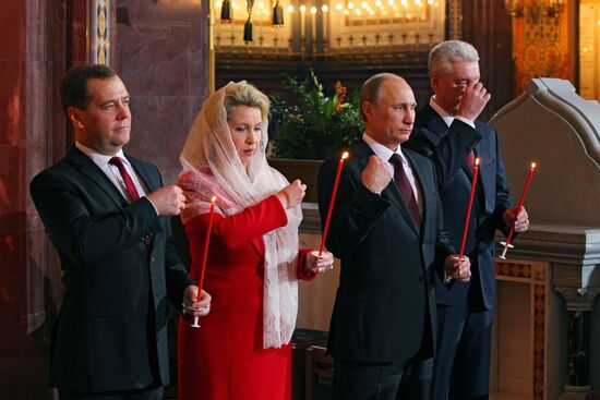 Vladimir Putin and Dmitry Medvedev attend Easter service