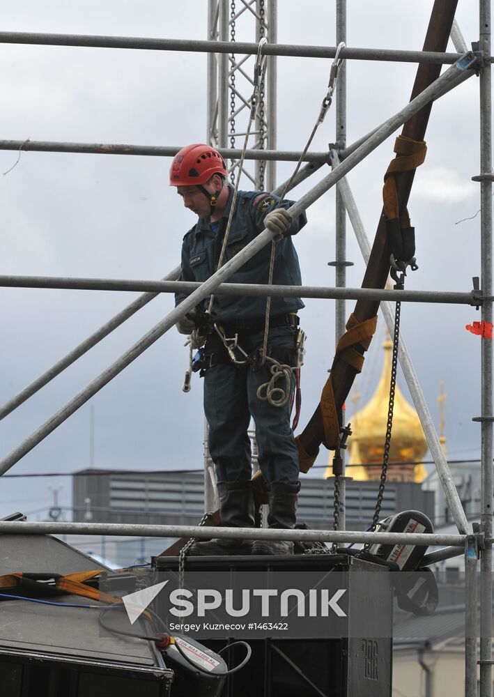 Worker dies during stage assembly on Bolotnaya Square