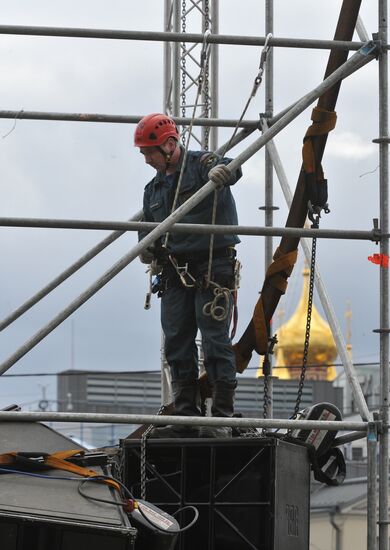 Worker dies during stage assembly on Bolotnaya Square