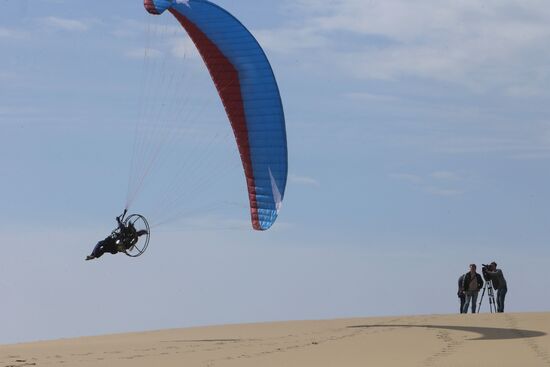 Paragliders patrol on Curonian Spit