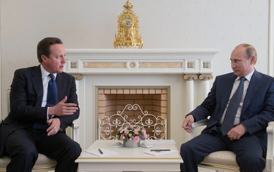 Vladimir Putin meets with David Cameron in Sochi