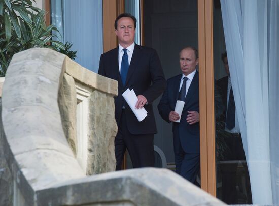 Vladimir Putin meets with David Cameron in Sochi