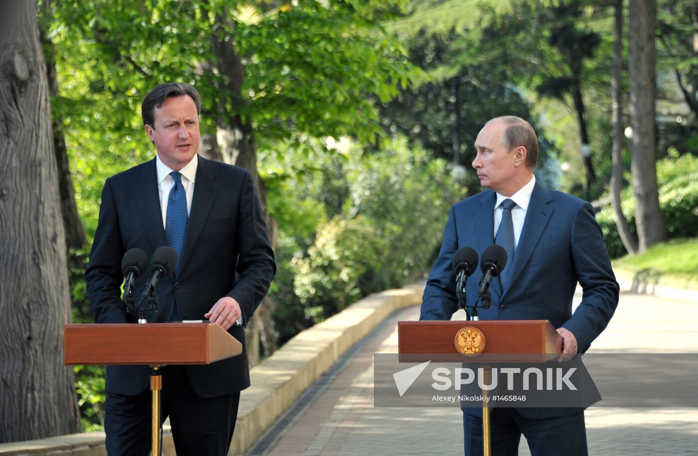 Vladimir Putin meets with David Cameron in Sochi