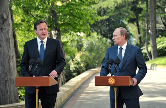 Vladimir Putin meets with David Cameron in Sochi