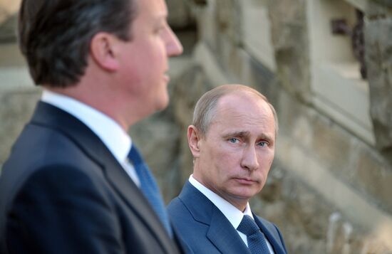 Vladimir Putin meets with David Cameron in Sochi
