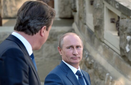 Vladimir Putin meets with David Cameron in Sochi