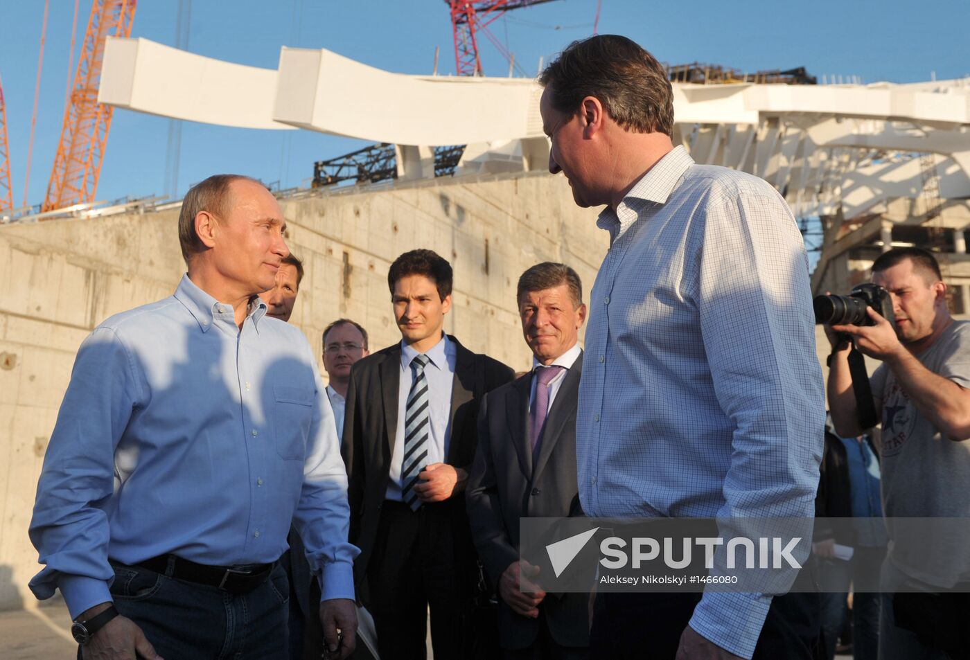 Vladimir Putin and David Cameron visit Fischt Olympic Stadium