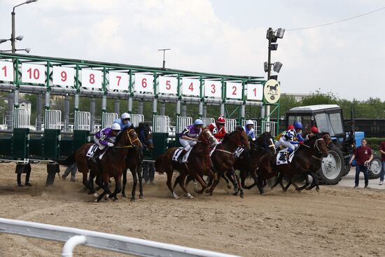 Summer racing season opens at Central Moscow Hippodrome