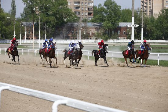 Summer racing season opens at Central Moscow Hippodrome