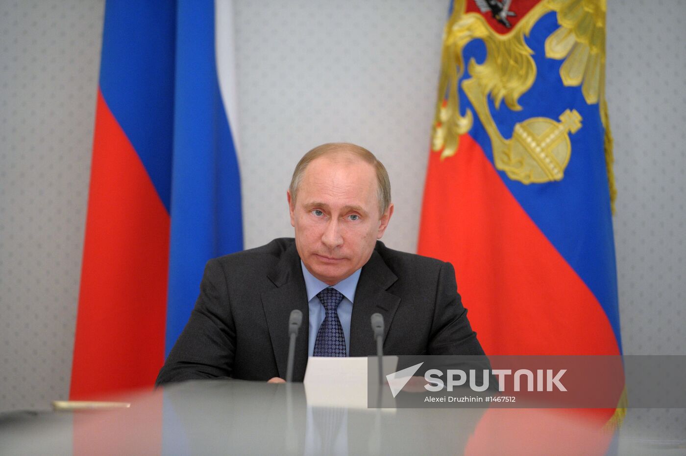Putin meets with Defense Ministry, Security Council heads
