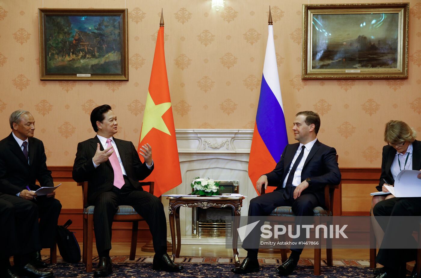 Dmitry Mevedev has talks with Nguyen Tan Dung